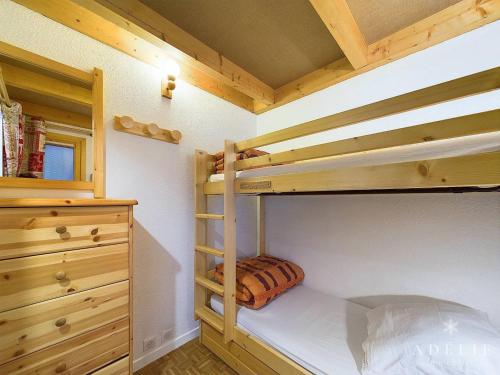 - une chambre avec 2 lits superposés dans une cabine dans l'établissement Studio Cabine et Mezzanine pour 4 pers à Montvalezan-La Rosière - FR-1-398-550, à La Rosière
