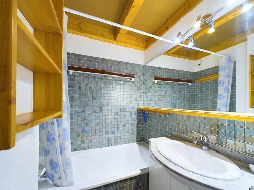 une salle de bain avec un lavabo, une baignoire et des toilettes dans l'établissement Studio Cabine et Mezzanine pour 4 pers à Montvalezan-La Rosière - FR-1-398-550, à La Rosière
