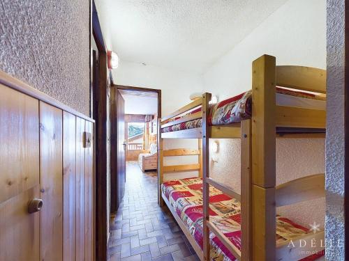 - un couloir avec 2 lits superposés dans une chambre dans l'établissement Studio cosy au pied des pistes, balcon exposé sud, centre-station, idéal pour 4 personnes - FR-1-398-570, à La Rosière
