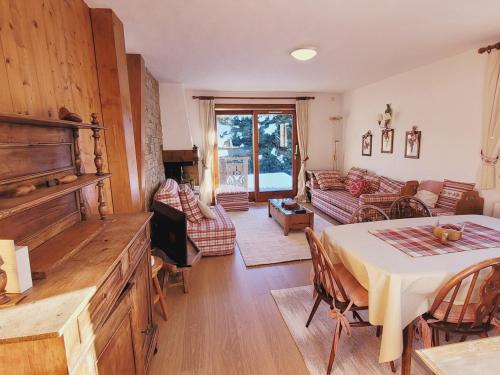 un salon avec une table et un canapé dans l'établissement Appartement cosy 2 ch. à Megève - Terrasse, Piscine, Parking, Proche Centre - FR-1-453-222, à Megève