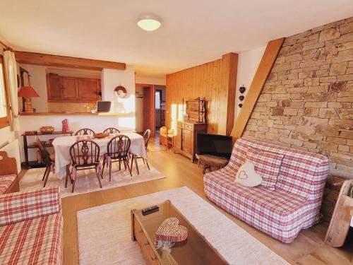 un salon avec un canapé et une table dans l'établissement Appartement cosy 2 ch. à Megève - Terrasse, Piscine, Parking, Proche Centre - FR-1-453-222, à Megève