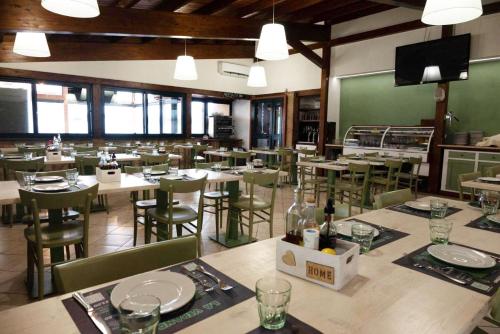 a dining room with tables and chairs in a restaurant at Hotel Dei Tartari in Guidonia