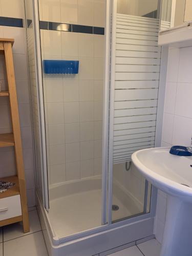 une salle de bain avec douche et lavabo dans l'établissement Les Clarisses, à Saint-Gilles-Croix-de-Vie