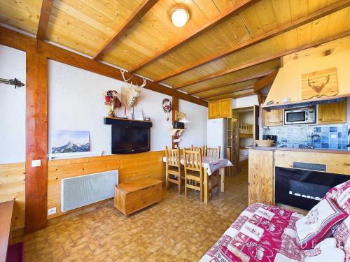 un salon avec une cuisine et une salle à manger dans l'établissement Studio cabine pour 4 pers. au pied des pistes avec terrasse et parking, Montvalezan - FR-1-398-648, à Montvalezan