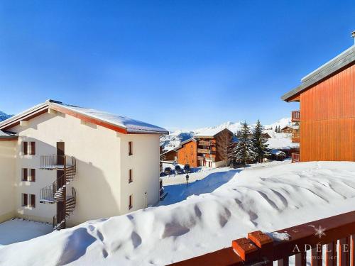un toit enneigé d'un bâtiment avec de la neige au sol dans l'établissement Studio cabine pour 4 pers. au pied des pistes avec terrasse et parking, Montvalezan - FR-1-398-648, à Montvalezan