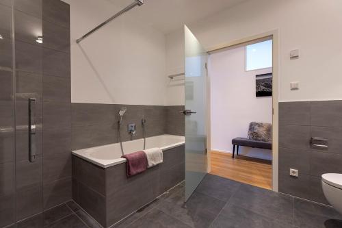 y baño con bañera y aseo. en NEU MoselROYAL Luxus 2-4 Pers Design Klima, en Traben-Trarbach