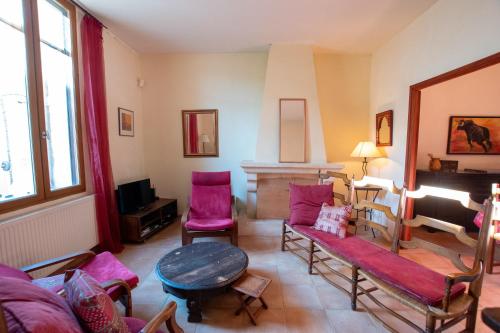 d'un salon avec un mobilier rose et un piano. dans l'établissement Coeur de Mouleyrès - Maison avec Terrasse, à Arles