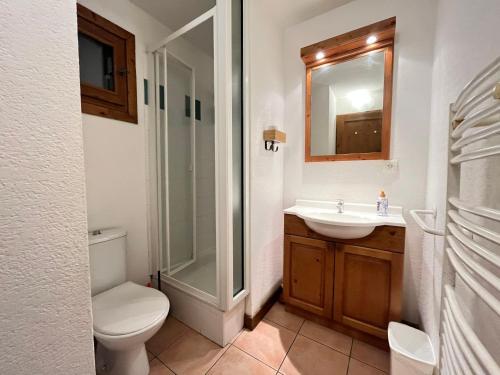 une salle de bain avec toilettes, lavabo et douche dans l'établissement Appartement triplex avec piscine, parking, animaux acceptés - FR-1-624-169, à Samoëns