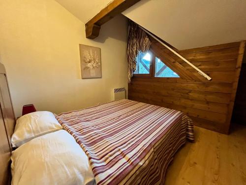 une chambre avec un lit dans le coin d'une pièce dans l'établissement Appartement triplex avec piscine, parking, animaux acceptés - FR-1-624-169, à Samoëns