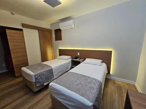 Katil atau katil-katil dalam bilik di Optimum Plaza Hotel