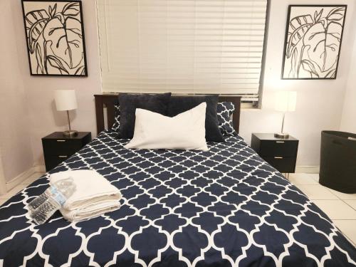 Postel nebo postele na pokoji v ubytování Coral Gables / Coconut Grove area FREE parking