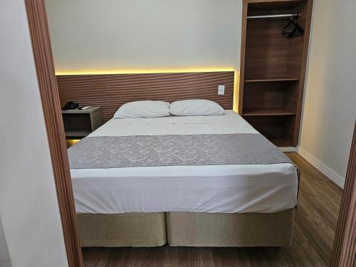 Katil atau katil-katil dalam bilik di Optimum Plaza Hotel