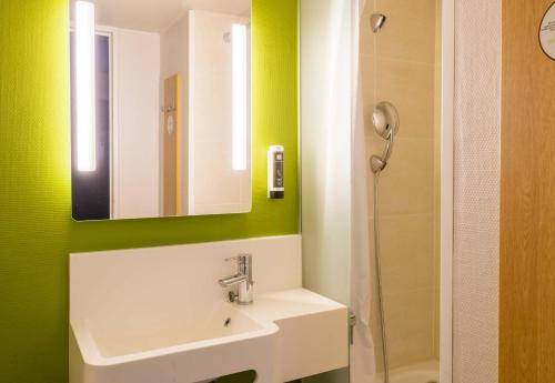 Koupelna v ubytování B&B HOTEL Auxerre Bourgogne