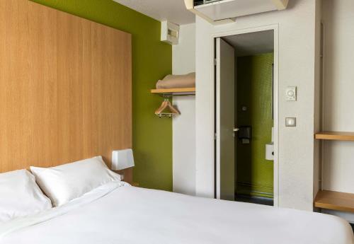 Postel nebo postele na pokoji v ubytování B&B HOTEL Auxerre Bourgogne