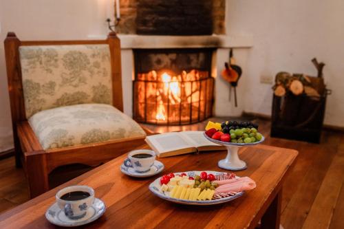 ラタクンガにあるHacienda La Cienegaのコーヒー2杯とフルーツトレイ付きのテーブル