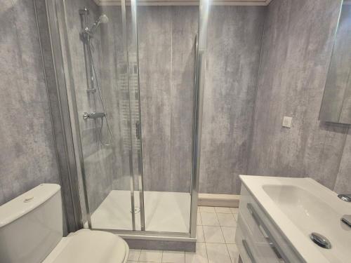 Kúpeľňa v ubytovaní Studio cosy avec balcon · Proche pistes et commerces · Val Claret, Tignes - FR-1-502-322