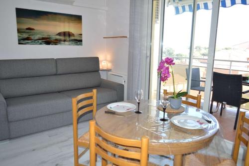 un salon avec une table et un canapé dans l'établissement Studio Cabine 4 couchages ARGELES SUR MER AR850-179, à Argelès-sur-Mer