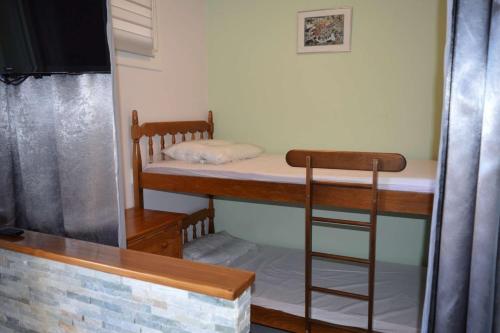 une chambre avec deux lits superposés et une fenêtre dans l'établissement Studio Cabine 4 couchages ARGELES SUR MER AR850-179, à Argelès-sur-Mer