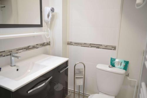 une salle de bain blanche avec des toilettes et un lavabo dans l'établissement Studio Cabine 4 couchages ARGELES SUR MER AR850-179, à Argelès-sur-Mer