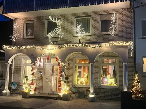 a house decorated for christmas with christmas lights at Pension Ottenheide in Schloß Holte-Stukenbrock