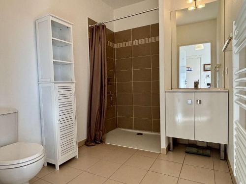 une salle de bain avec toilettes et douche dans l'établissement Appartement Studio 2 couchages ARGELES SUR MER AR015-302, à Argelès-sur-Mer