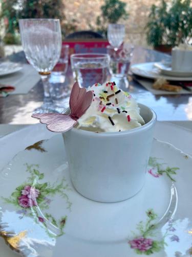 a dessert in a white bowl on a table at La Villa des Roses Gîte Chambres d'hôtes Piscine chauffée in Luçon