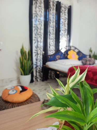 Ένα ή περισσότερα κρεβάτια σε δωμάτιο στο Whimsical Woods Home Stay