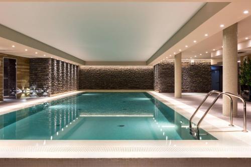 AC Hotel by Marriott Wroclawの敷地内または近くにあるプール