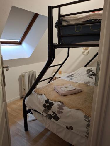 a bunk bed with a suitcase on the bottom bunk at maison village 4 chambres 30 minutes du zoo de beauval in Saint-Cyran-du-Jambot