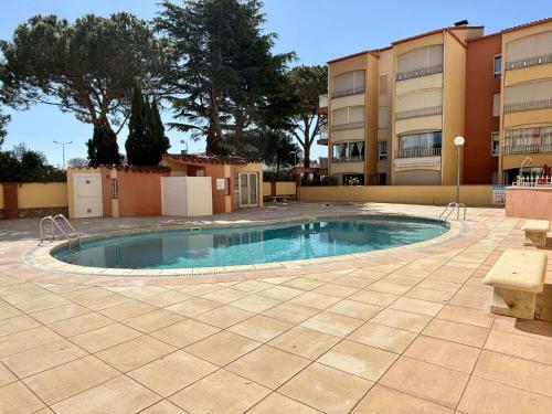 une piscine dans une cour avec un bâtiment dans l'établissement Appartement 2 pièces - 4 personnes - AR070-B19, à Argelès-sur-Mer