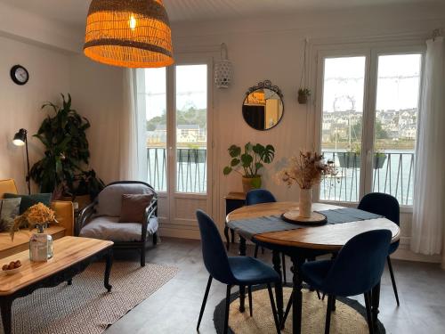 un salon avec une table et des chaises dans l'établissement Chez Stella, à Audierne