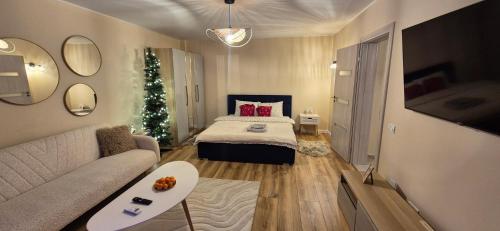 Sala de estar con cama y árbol de Navidad en Ina Herastrau, en Bucarest