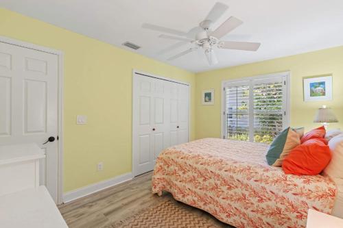 Katil atau katil-katil dalam bilik di Pet Friendly Pool Home in River Reach of Naples FL