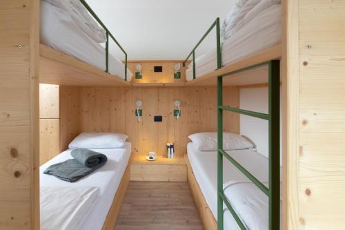Uma cama ou camas num quarto em Ostello Alpino
