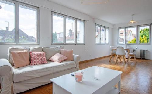 un salon avec un canapé et une table dans l'établissement Le1bis - T2 50 M2 tout équipé - Place de parking Privée, à Sainte-Savine