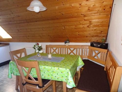 ハスラッハ・イム・キンツィクタールにあるSchlossberghofのテーブルと椅子、木製の天井が備わる客室です。