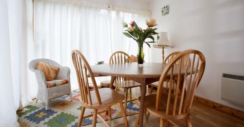 Ruang duduk di Heath Cottage, Tranquil Cottage by the Woods