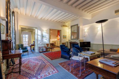un salon avec un canapé et une table dans l'établissement Appartement du Palais - Welkeys, à Avignon