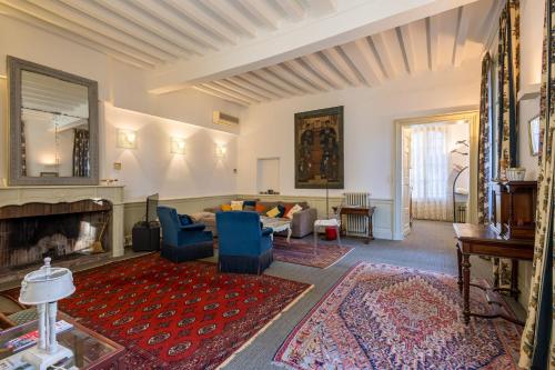 un salon avec un canapé et une cheminée dans l'établissement Appartement du Palais - Welkeys, à Avignon