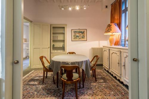 une salle à manger avec une table et des chaises dans l'établissement Appartement du Palais - Welkeys, à Avignon