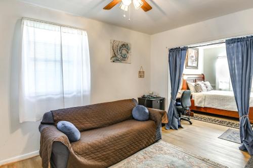 汉普顿1 Mi to Dtwn Remote Work-Friendly Apt in Hampton!的带沙发和床的客厅