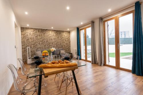 une salle à manger et un salon avec une table et des chaises dans l'établissement Chez Lana - 8 prs - Parking - Jardin, à Nogent-sur-Oise