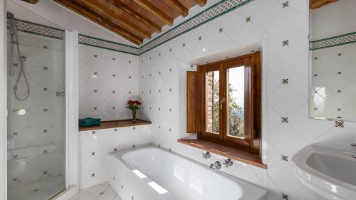 Phòng tắm tại SCANDELAIA 12, Emma Villas