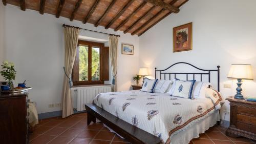 Giường trong phòng chung tại SCANDELAIA 12, Emma Villas