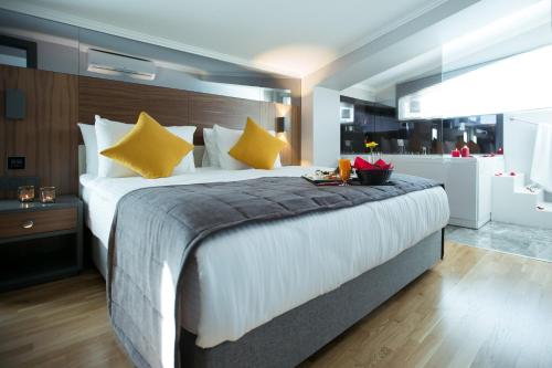 Una cama o camas en una habitación de Ankacity Suit Flat
