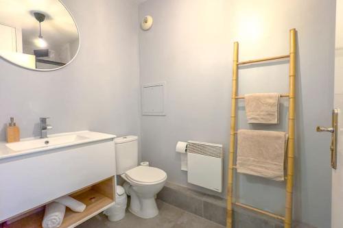 une salle de bain avec un lavabo, des toilettes et un miroir dans l'établissement Appartement lumineux et cosy 2 pièces, à Athis-Mons