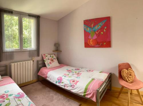 a bedroom with two beds and a painting on the wall at La Villa des Roses Gîte Chambres d'hôtes Piscine chauffée in Luçon