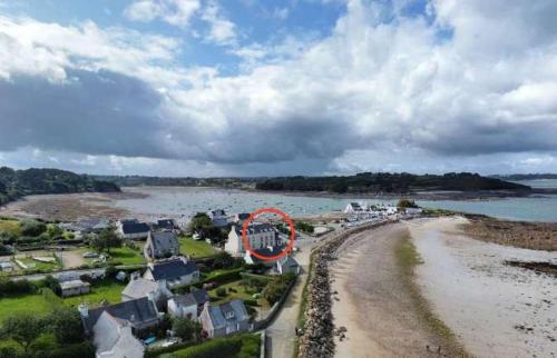 - une vue aérienne sur une plage avec des maisons dans l'établissement Ty Louise Maison de famille 10 pers bord de mer, à Plougasnou