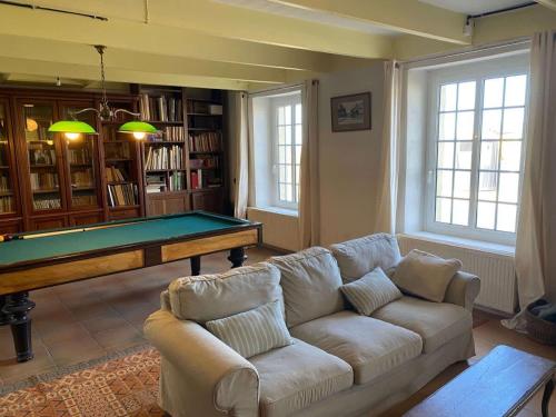 - un salon avec un canapé et un billard dans l'établissement Ty Louise Maison de famille 10 pers bord de mer, à Plougasnou