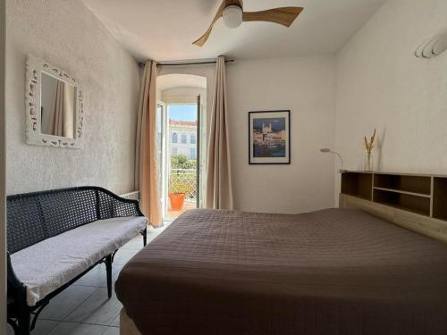 une chambre avec un lit et une fenêtre dans l'établissement Casa Aregno - Charme et Sérénité, à Aregno